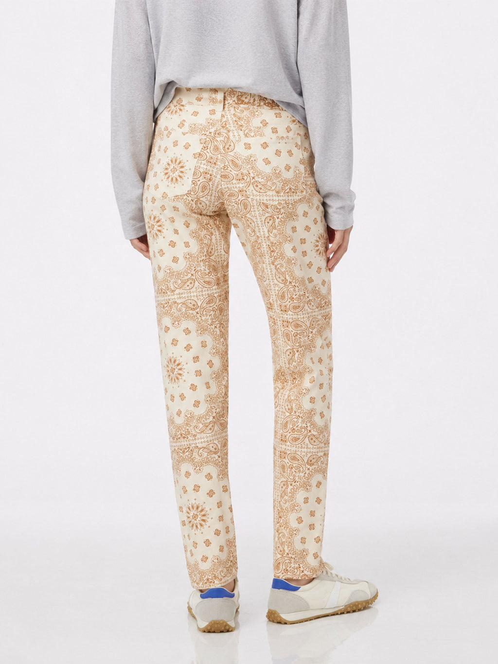 Pantaloni Belleville in denim con stampa bandana su fondo bianco panna