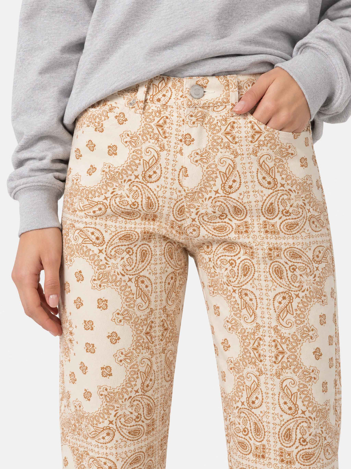 Pantaloni Belleville in denim con stampa bandana su fondo bianco panna