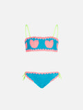 Bikini a fascia Arleen azzurro polvere in crochet con motivo cuori rosa