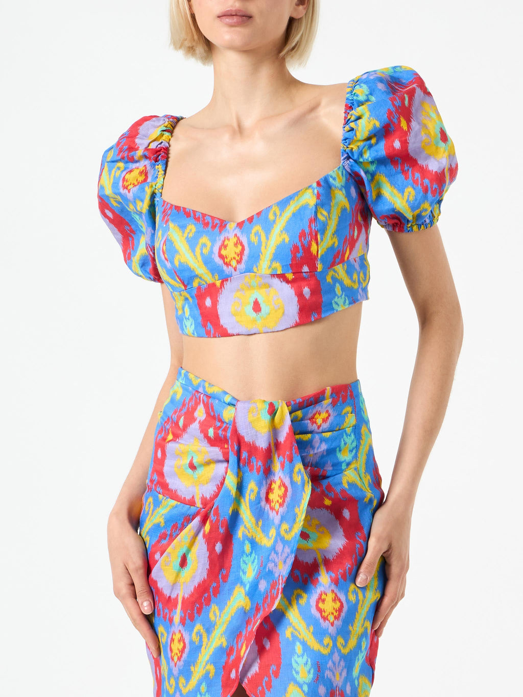Top corto Delia in lino con stampa ikat