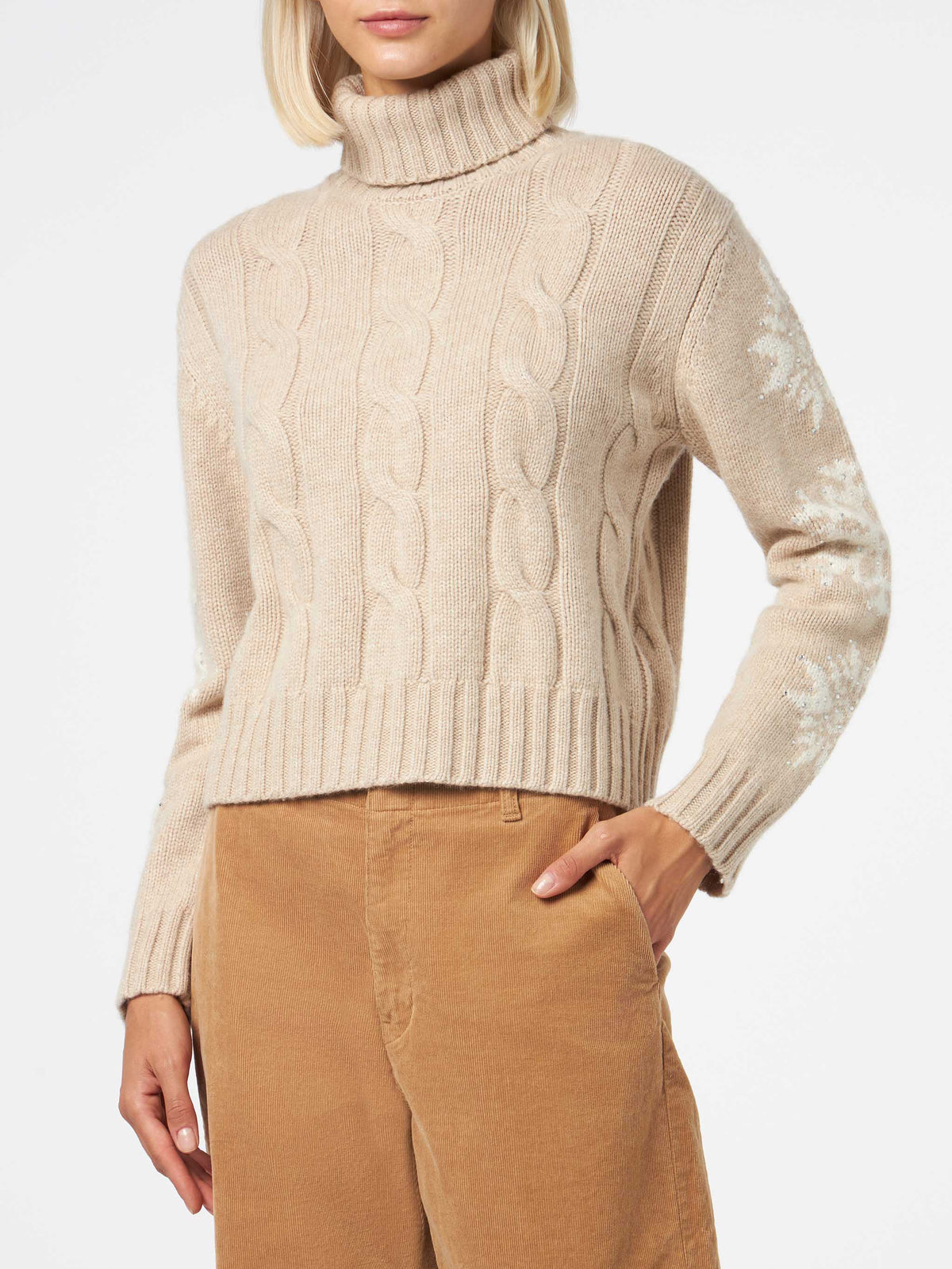 Maglia dolcevita Adler beige a trecce con ricamo fiocchi di neve