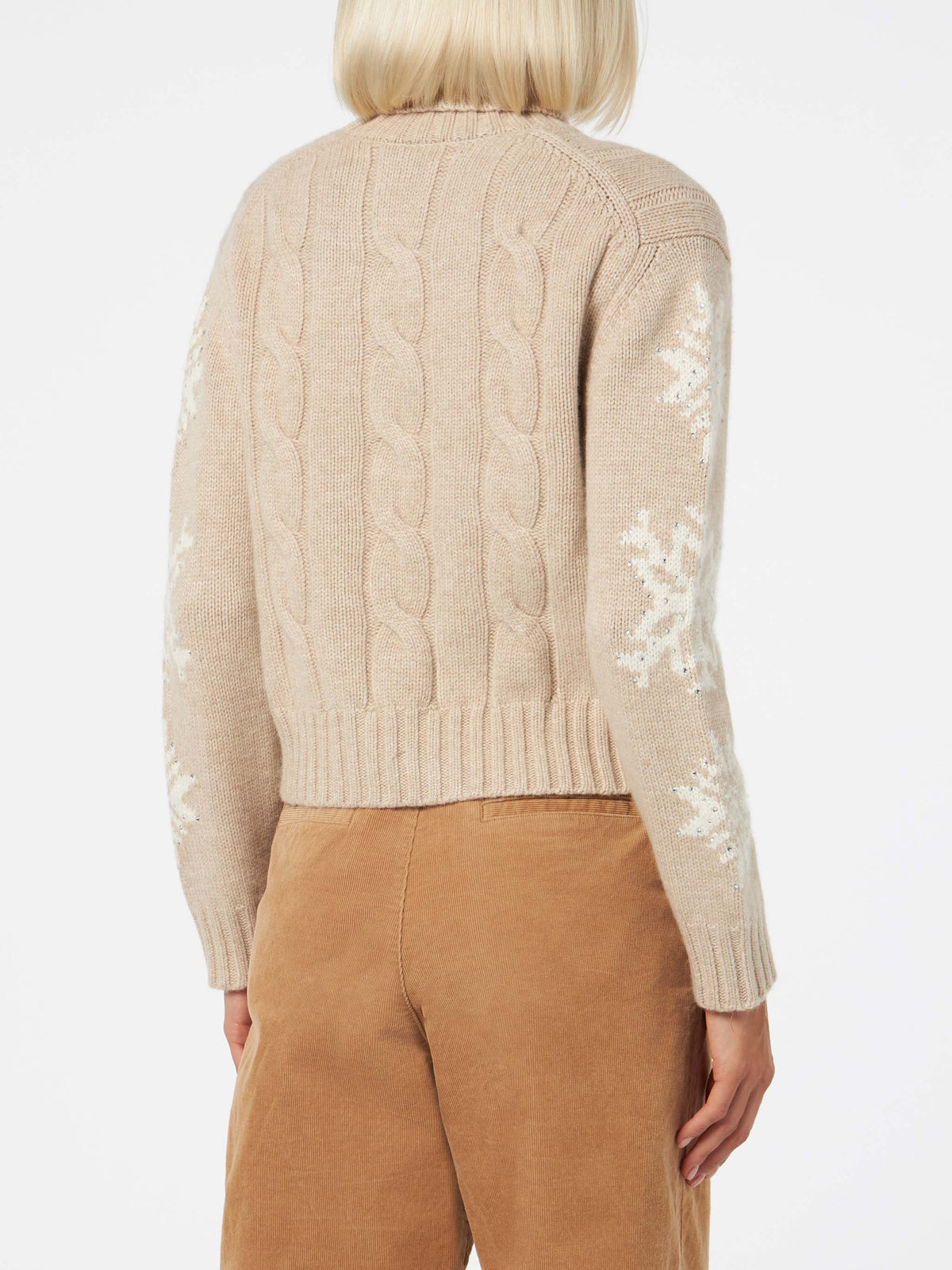 Maglia dolcevita Adler beige a trecce con ricamo fiocchi di neve