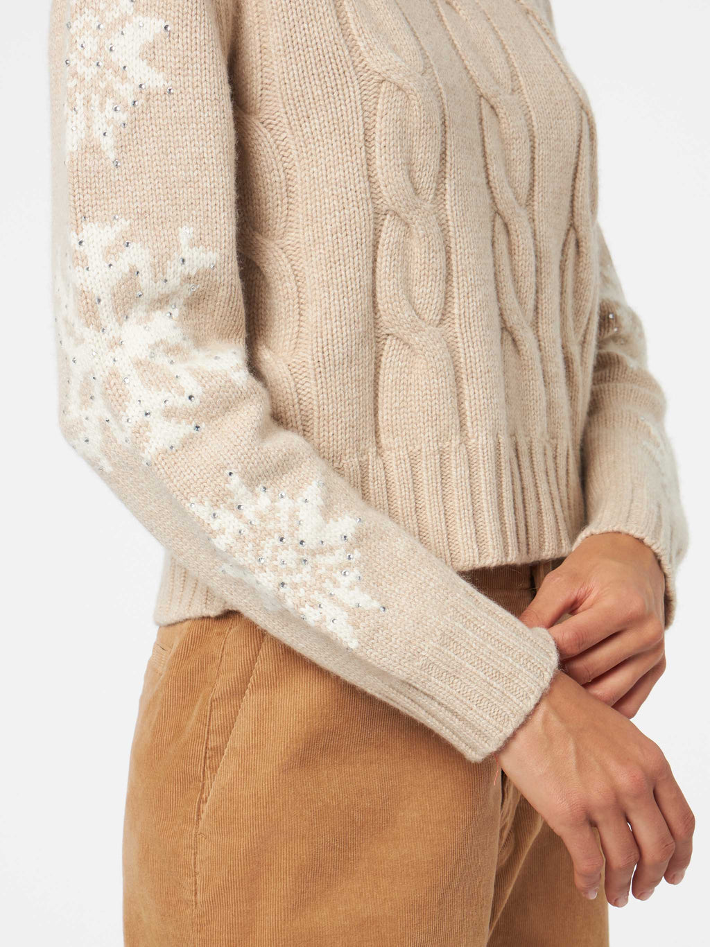 Maglia dolcevita Adler beige a trecce con ricamo fiocchi di neve